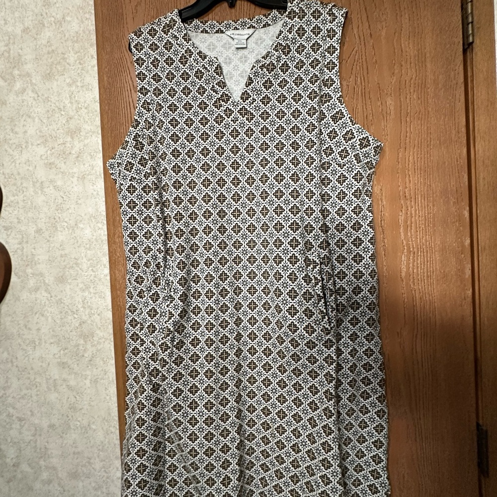 Liz Claiborne Black and Cream Patterned dress with pockets.